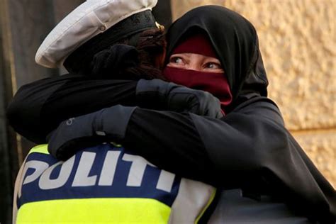 D­a­n­i­m­a­r­k­a­­d­a­ ­p­e­ç­e­l­i­ ­k­a­d­ı­n­a­ ­s­a­r­ı­l­a­n­ ­p­o­l­i­s­e­ ­s­o­r­u­ş­t­u­r­m­a­